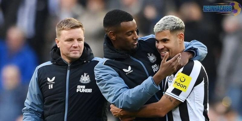 Alexander Isak (giữa) và Bruno Guimares (phải) là hai bản hợp đồng rất thành công của Newcastle thời Eddie Howe