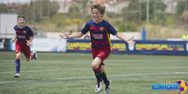 Cậu bé Gavira khi còn khoác áo đội U12 Barcelona