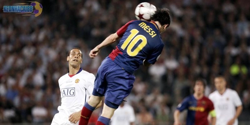 Bàn thắng bằng đầu trước MU thể hiện tầm vóc lớn lao của Messi