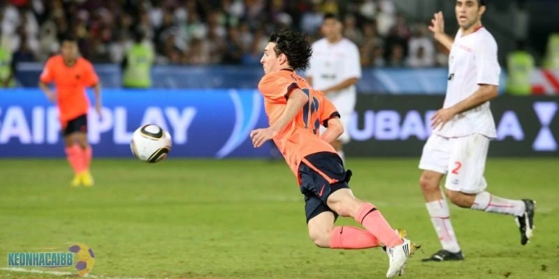 Messi ghi bàn ngẫu hứng bằng ngực trước Estudiantes